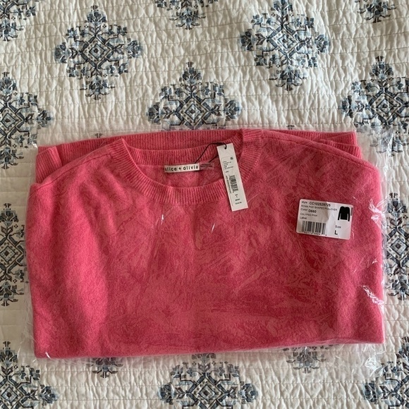 ALICE + OLIVIA ROMA OVERSIZED PULLOVER - Picture 4 of 9